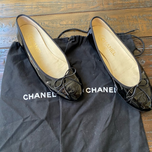 CHANEL black patent ballet flats, 37.5, OG box - Picture 7 of 11